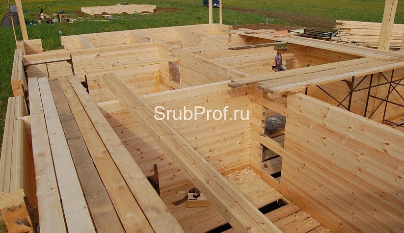 Большой дом из бруса с эркером