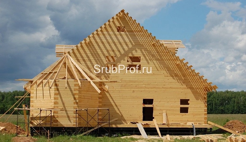 Большой дом из бруса с эркером