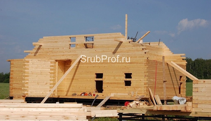 Большой дом из бруса с эркером